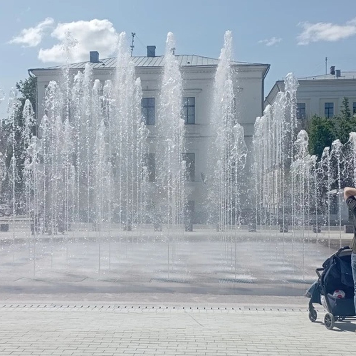 В Твери установлены часы работы нового фонтана на Соборной площади - KP.RU