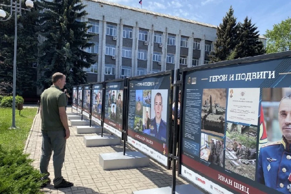 Перед зданием мэрии открыли выставку, где показаны истории 33 героев - участников СВО. Фото: Администрация города Шахтерска
