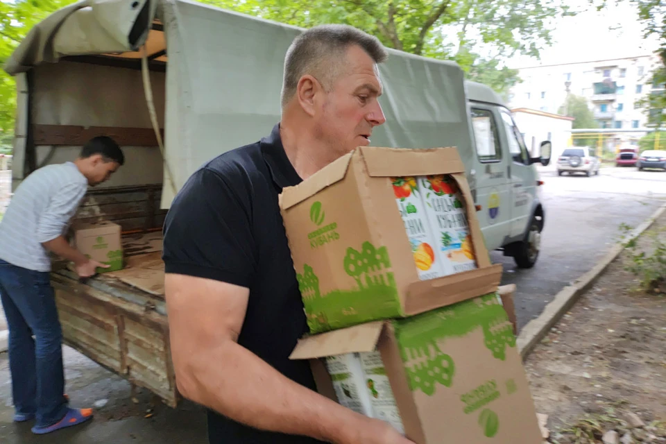 Глава Скадовска вместе с другими сотрудниками разгружает продукты для детского дома