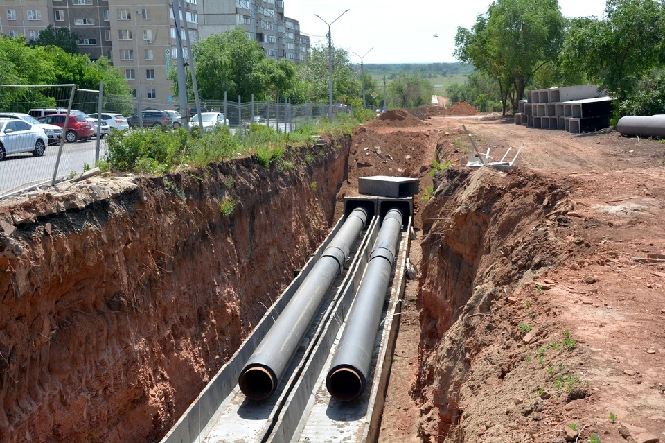 Рабочие используют трубу с тепловой пенополиуретановой изоляцией.