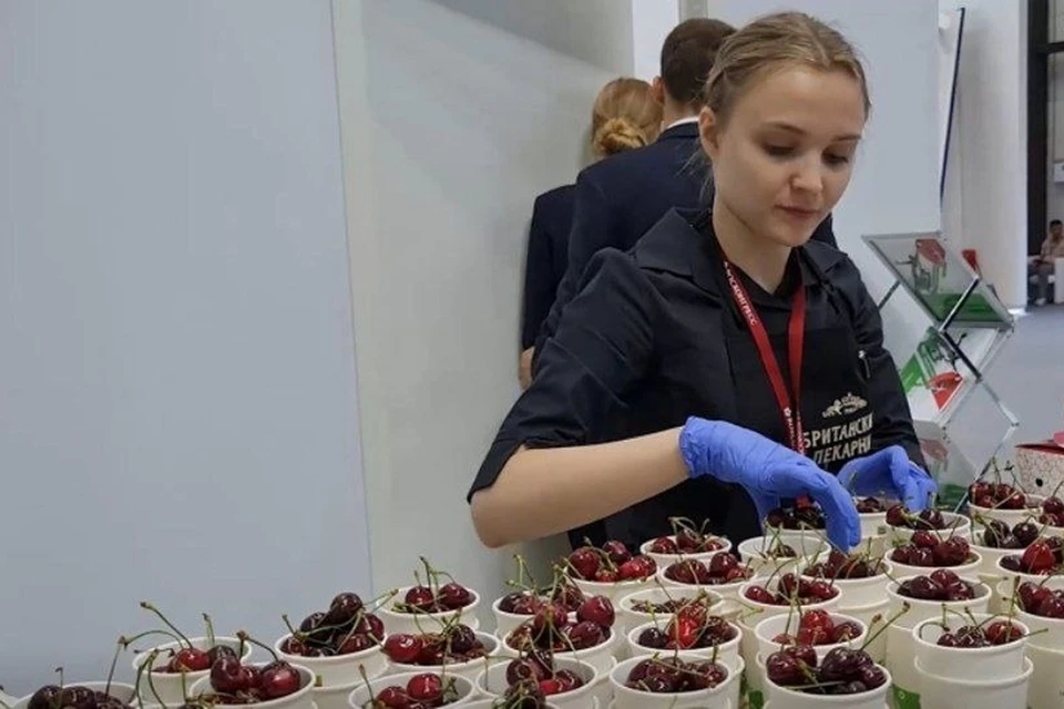 Запорожцы угостили участников ПМЭФ мелитопольской черешней. ФОТО: скриншот из видео ТАСС