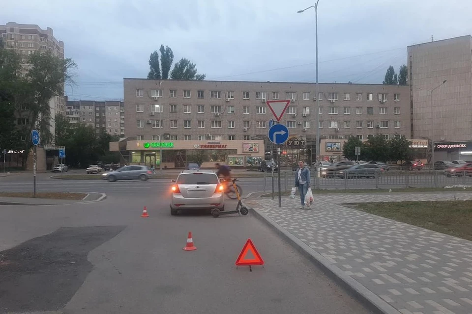 В Липецке сбили водителя электросамоката