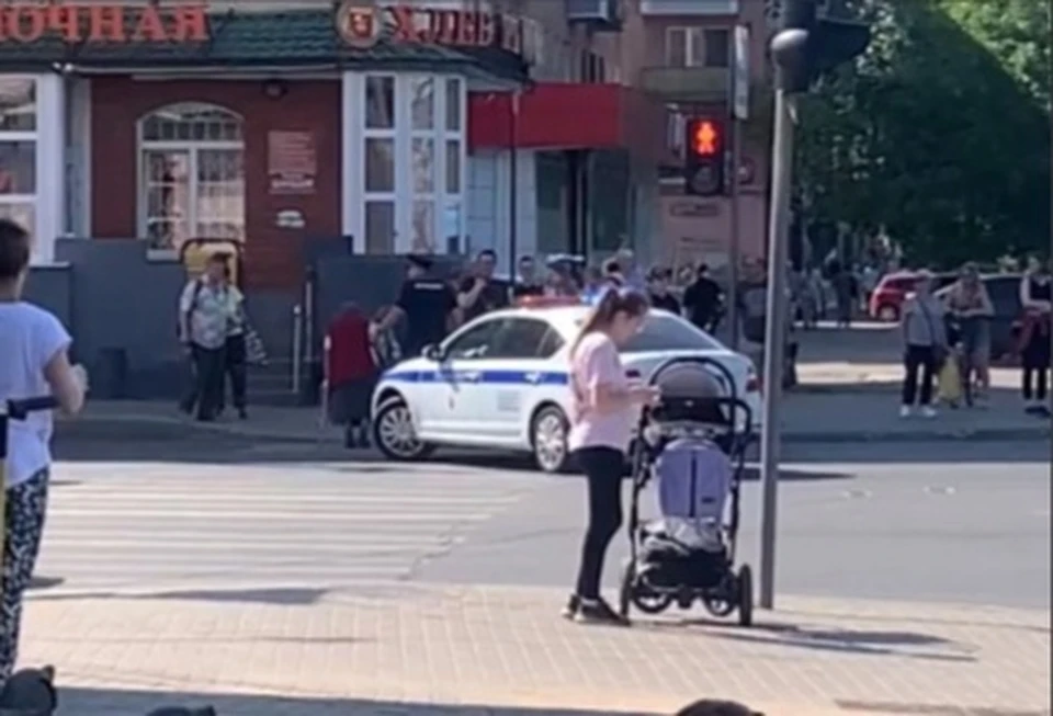 Полицейские помогли пенсионерке перейти дорогу, перегородив проезд на оживленном проспекте Фото: vk.com/vktver/Катя Куманькова