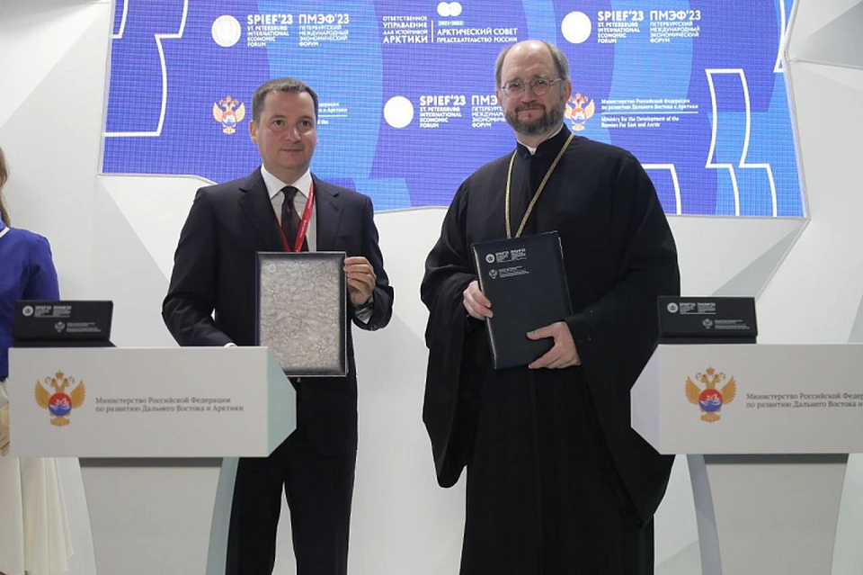 Губернатор Александр Цыбульский и председатель правления Фонда «Круг добра» Александр Ткаченко подписали соглашение о помощи тяжело больным детям. Фото: пресс-служба Архангельской области