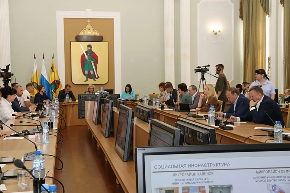 Депутаты Рязанской гордумы задали мэру Виталию Артемову актуальные вопросы после его итогового отчета. Фото: пресс-служба Рязанской городской Думы.