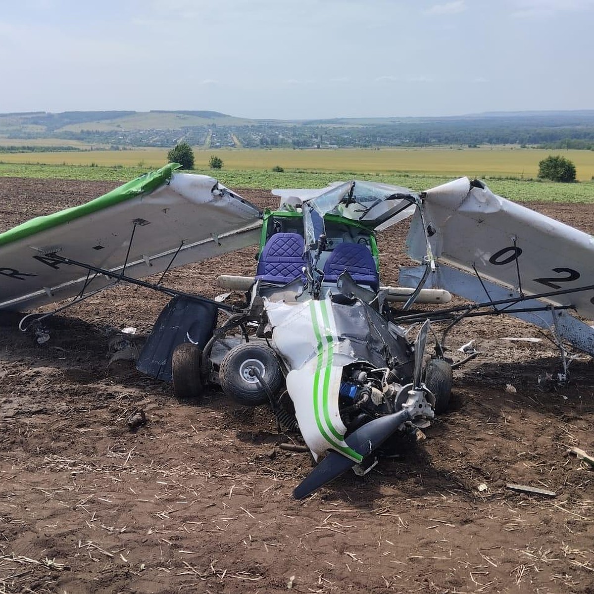 Под Волгоградом самолет СП-30 упал в поле - KP.RU