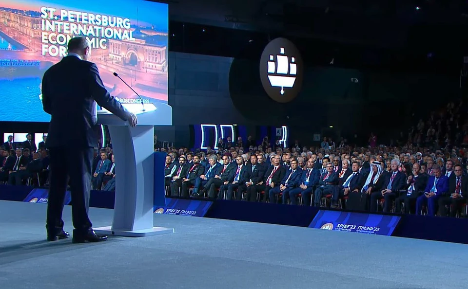 Президент России Владимир Путин выступил на ПМЭФ-2023