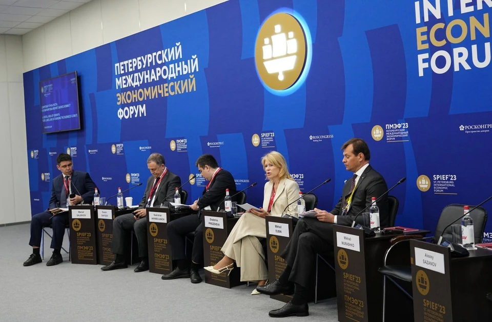 В пленарной сессии приняли участие представители власти, общественных организаций и бизнеса. Фото: Станислав Самойлик