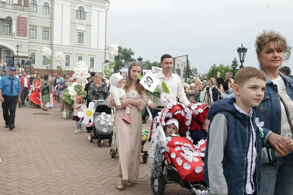 Родители украсили коляски белыми цветами и праздничными лентами. Фото: Екатеринбургская Епархия