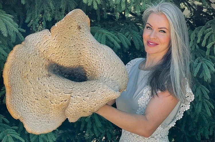 Петербурженка нашла в лесу гриб-гигант размером с человека
