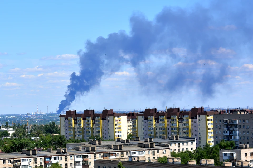 Черный столб дыма видно даже из Волгограда