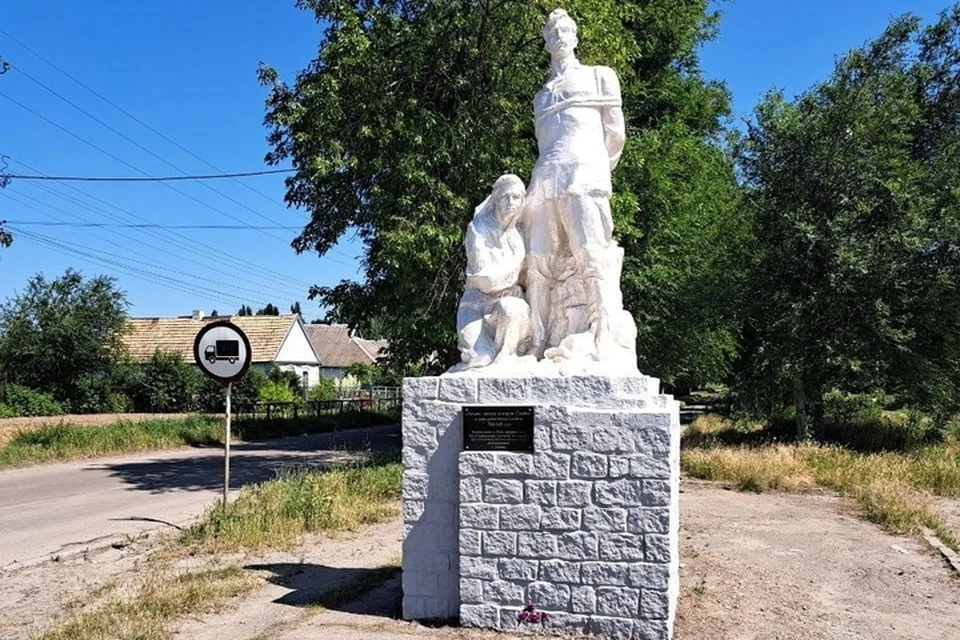 Коммунальные работники восстанавливали памятник в Токмаке по крупицам. ФОТО: телеграм-канал "Токмак Пресс-центр"