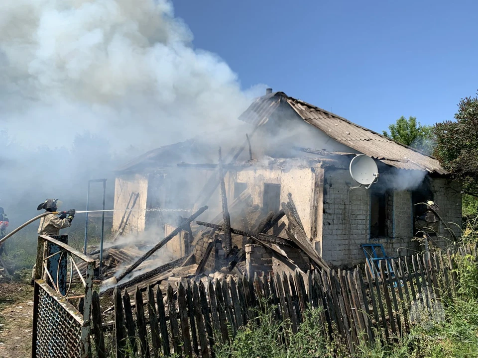 Пожар произошел в частном доме. Фото - МЧС ЛНР