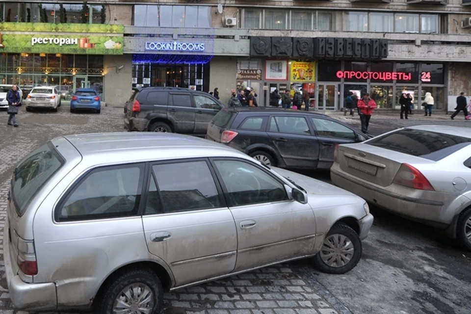 Авария произошла на парковке одного из торговых центров.