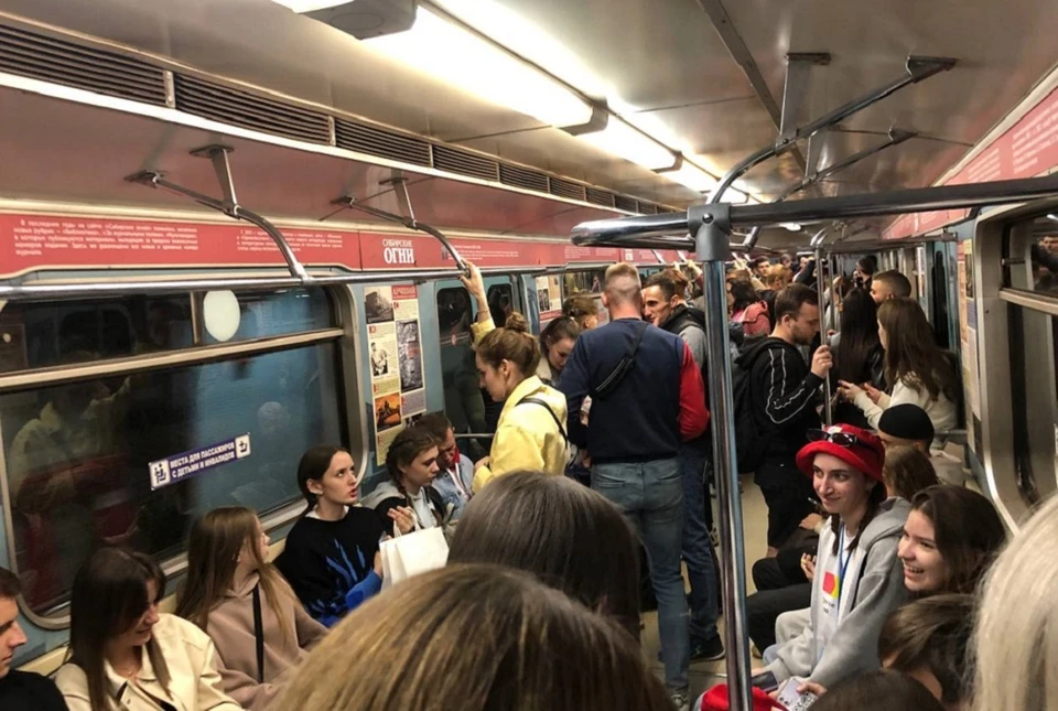 Вагоны в метро были переполнены. Фото: Анастасия Голованова.
