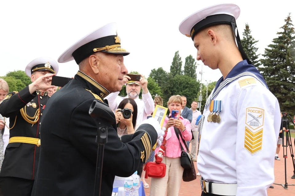 Торжественный момент - вручение памятного подарка.