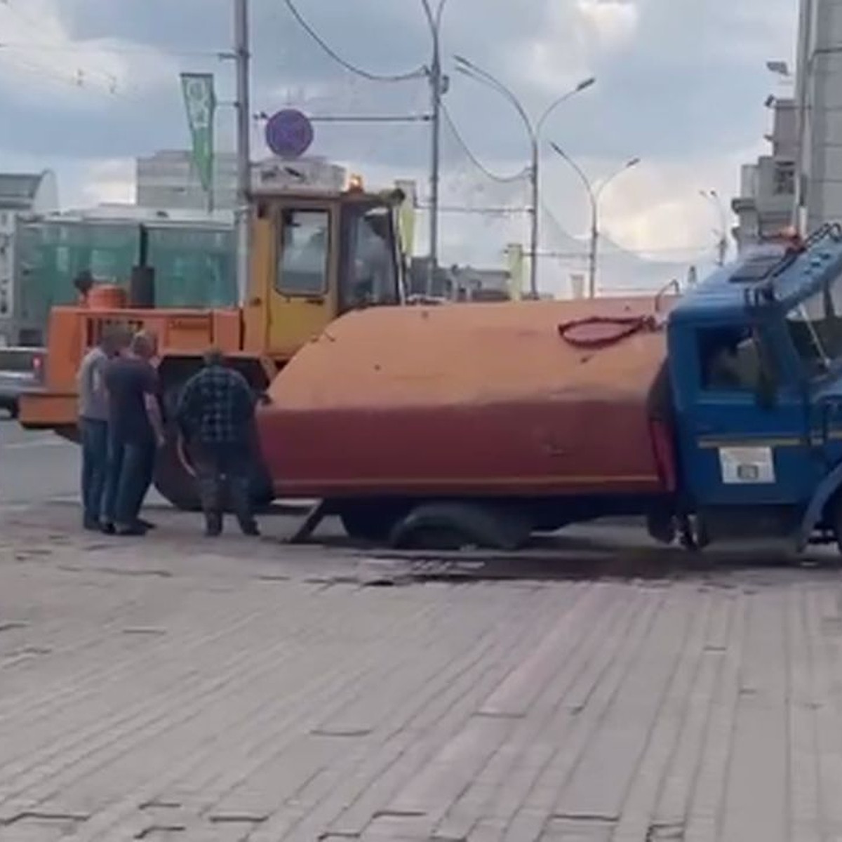 Ирония судьбы»: у здания мэрии в Новосибирске поливальная машина  провалилась под землю - KP.RU