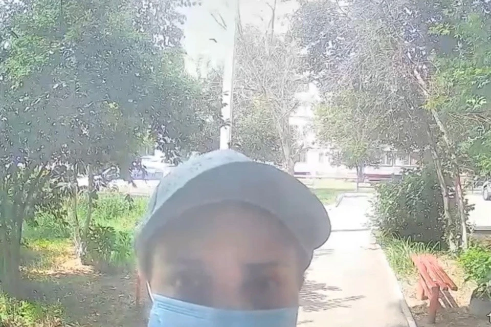 Пожилому оренбуржцу позвонила в домофон неизвестная. Фото: стоп-кадр видео УМВД по Оренбургской области
