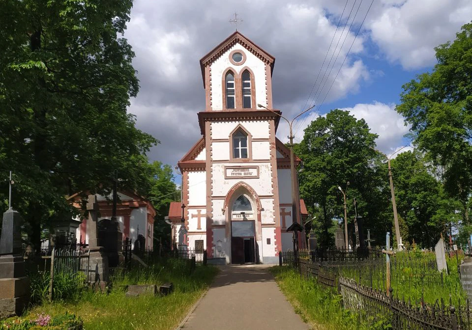 Каменный храм был освящен в 1842 году. Фото: архив КП