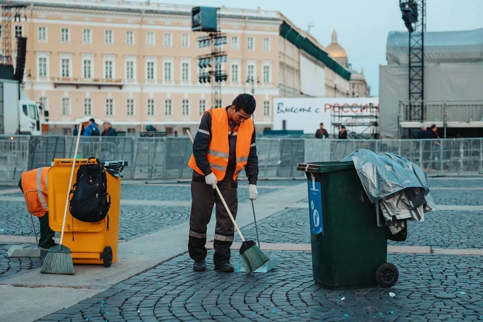 За время «Алых парусов» в Петербурге собрали больше 12 тонн мусора. Фото: t.me/infoeco_spb