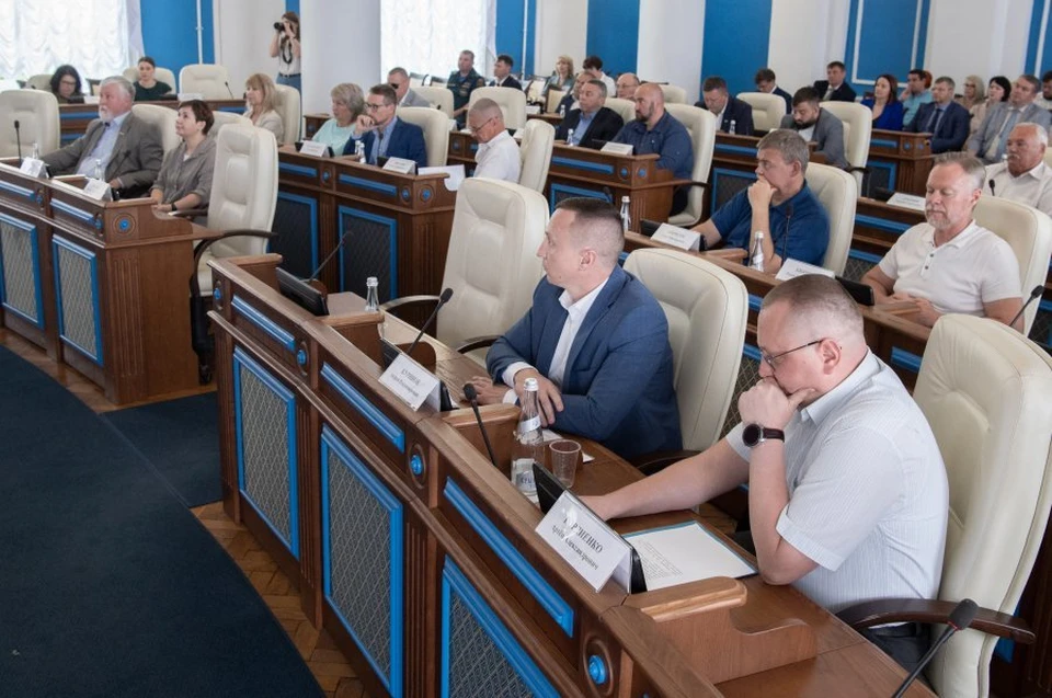 Народные избранники заслушали отчет губернатора, одобрили поправки в бюджет и снизили налоги для турбизнеса Фото: sev.gov.ru