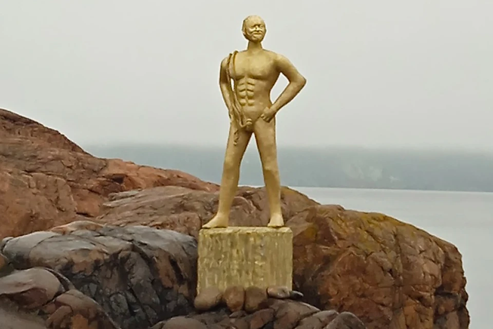 Фигура стоит, подбоченясь, и даже издалека можно рассмотреть кубики пресса и первичные половые признаки. Фото: Мурманский вестник / vk.com/mvestnik