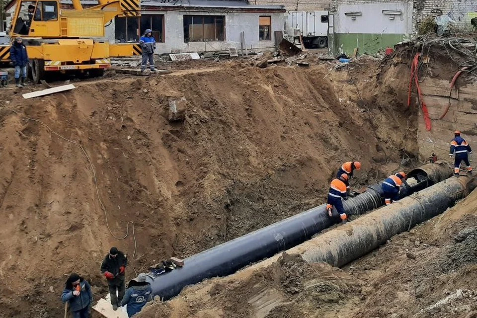 Рабочие на месте порыва устраняют утечку
