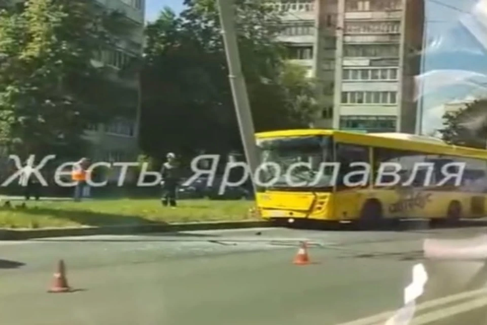 По всей видимости, удар был достаточно сильный. ФОТО: группа "Жесть Ярославль" ВКонтакте