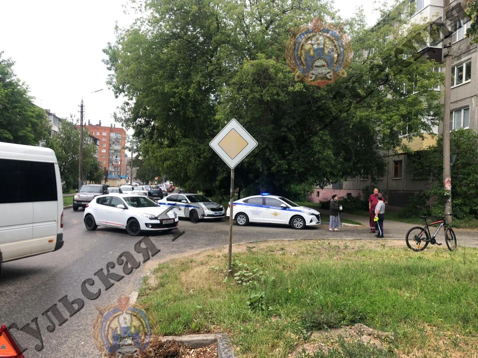 В Туле на улице Калинина автомобиль Renault сбил 17-летнего велосипедиста