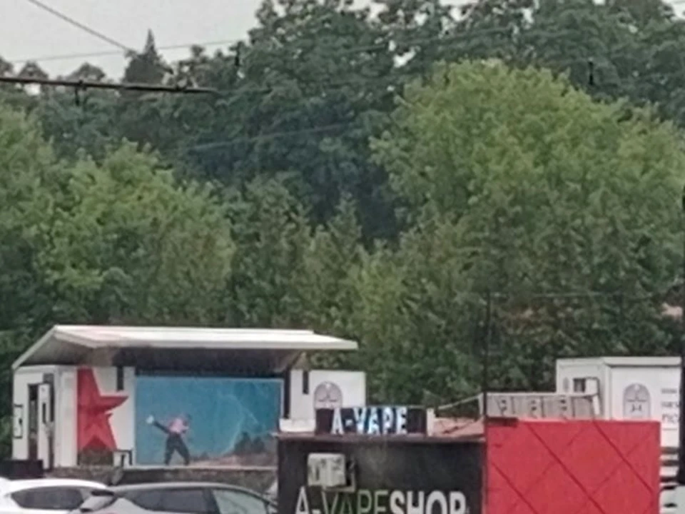 Точка расположена на площади Комарова