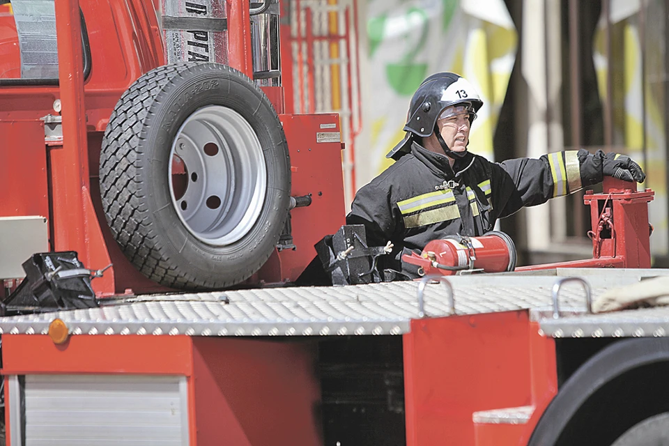Ежедневно на борьбу с огнем выходят на дежурство 3000 пожарных и спасателей, а также более четырех сотен единиц основной и специальной пожарной техники. Фото: Дмитрий АХМАДУЛЛИН