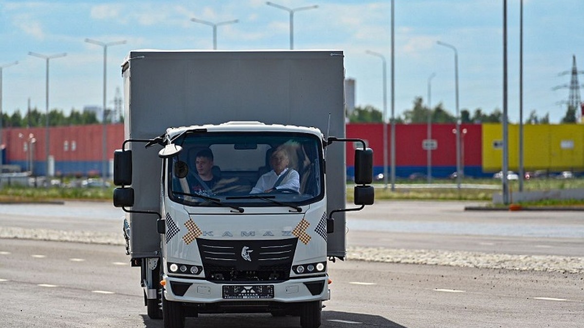 Глава Татарстана Рустам Минниханов провел тест-драйв мини-КАМАЗа - KP.RU