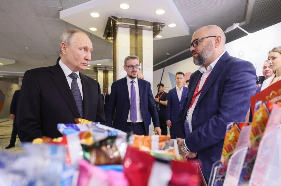 Глава государства ознакомился с продукцией луганского предприятия. Фото - телеграм-канал правительства ЛНР