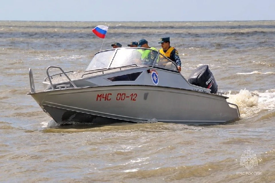 На побережье Азовского моря сотрудники Государственной инспекции по маломерным судам проводят профилактические рейды. Фото: МЧС ДНР