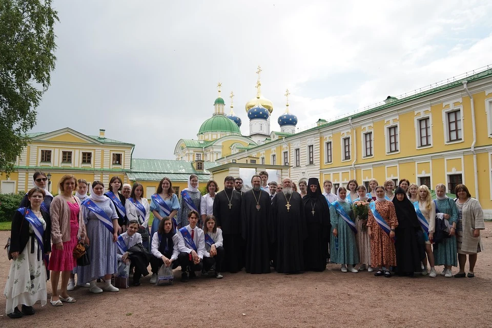 Выпускникам праволсавной школы в Твери вручили аттестаты Фото: tvereparhia.ru