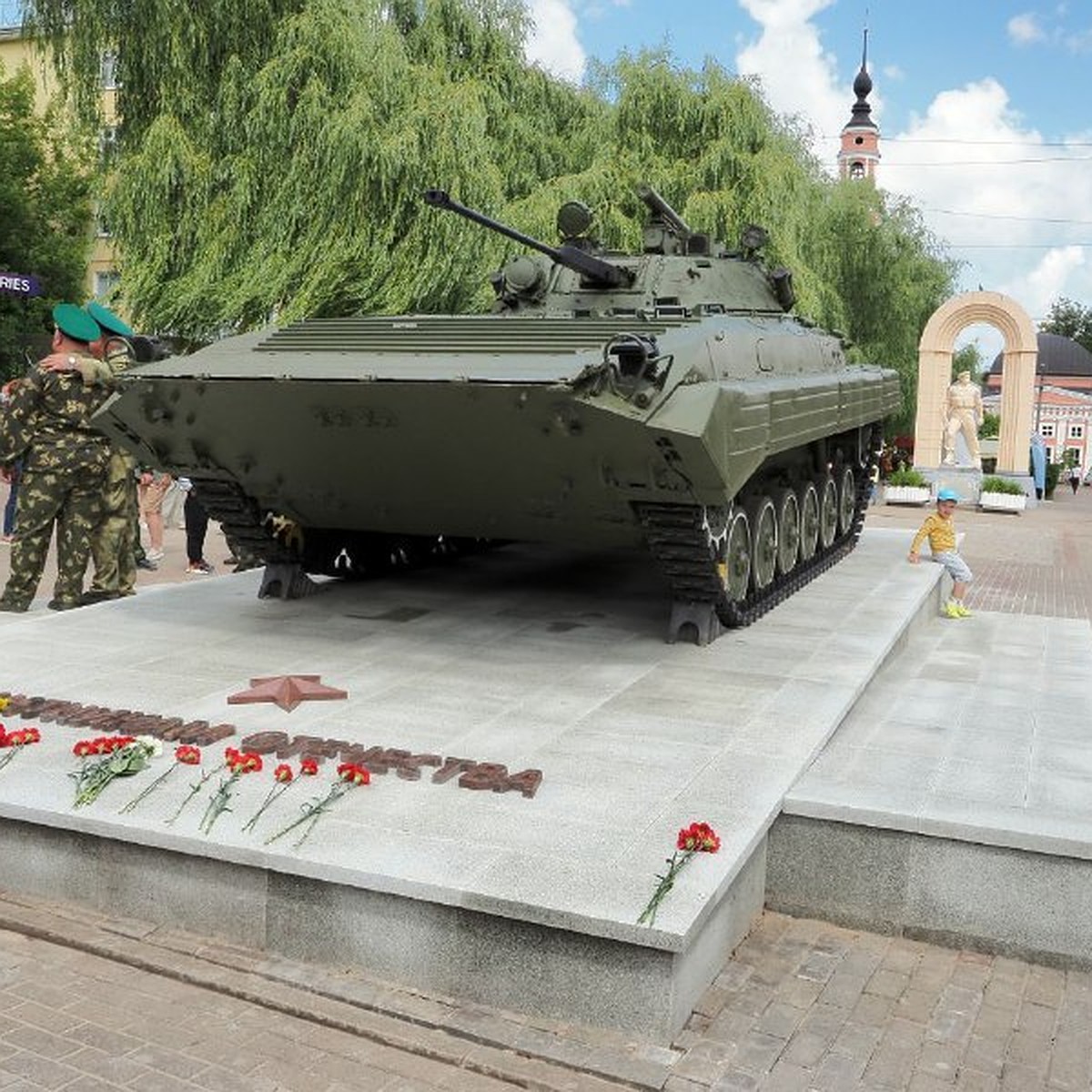 На площади победы в Калуге установили боевую машину пехоты БМП-2 - KP.RU