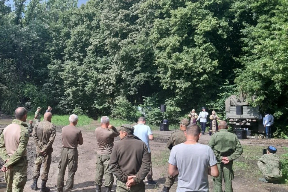 Коллектив выступил в расположении одного из подразделений армейского корпуса.