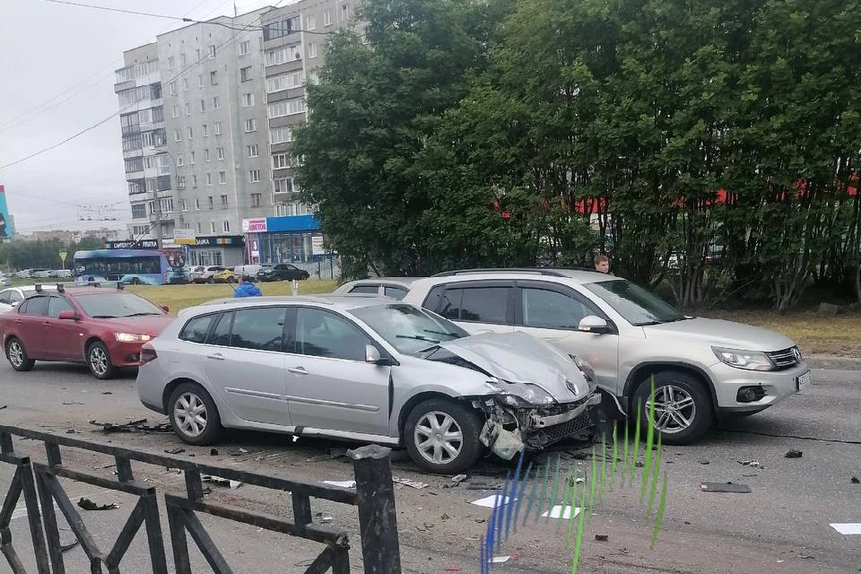 По словам очевидцев, пассажира одной из иномарок увезли в больницу. Фото: t.me/groupmurmansk