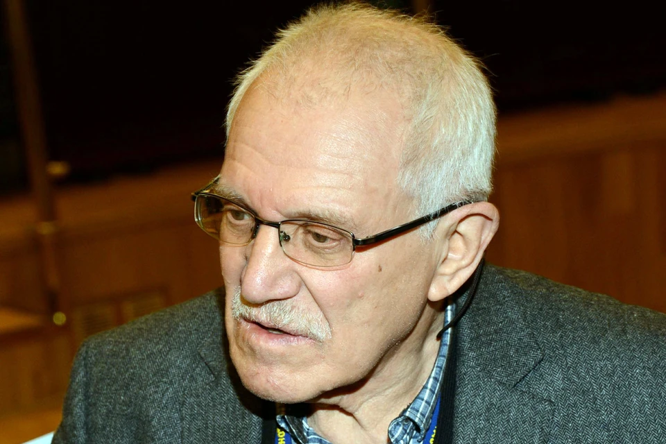 Александр Митта поставил такие замечательные фильмы как: «Звонят, откройте дверь», «Гори, гори моя звезда», «Экипажа»