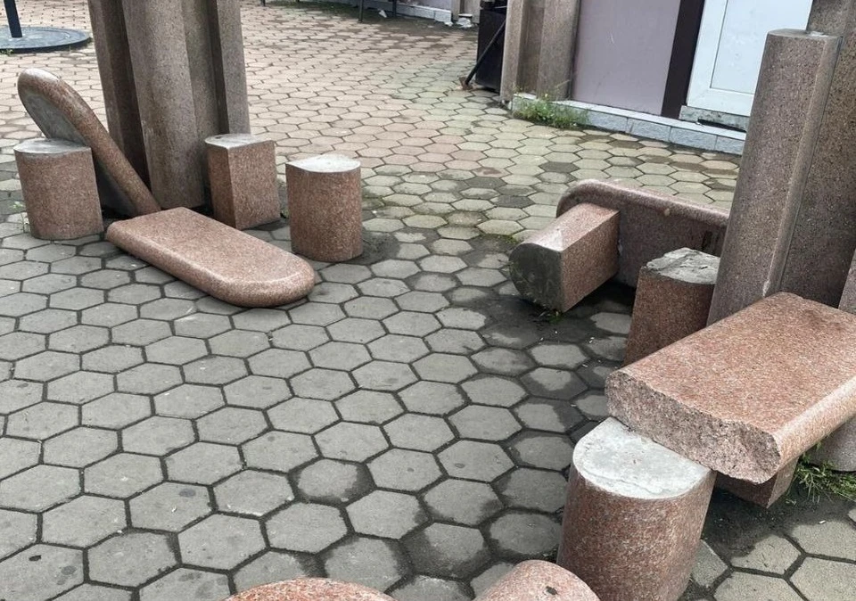 Уголовное дело завели в Биробиджане за разгромленные мраморный лавочки Фото: Максим Семенов