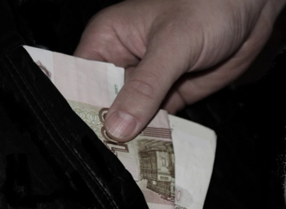 Женщина сообщила, что обнаружила пропажу денег в маршрутном такси, когда оплачивала поездку.