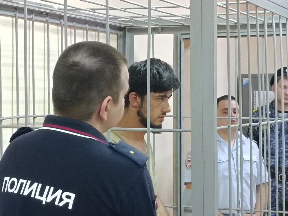 Задержанный почти не говорит на русском языке, с ним работает переводчик