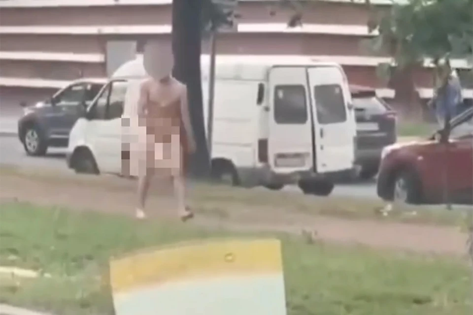 Обнаженный беглец ускользнул от скорой и прошелся по Народной улице в Петербурге. Фото: скриншот видео