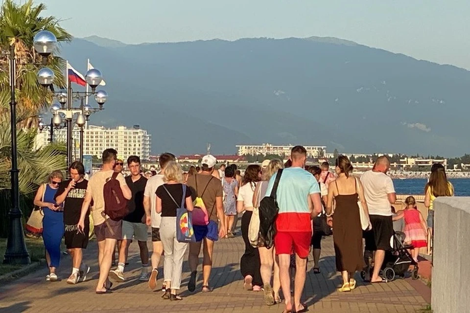В Сочи пробки не только ои автомобилей, но и из людей.