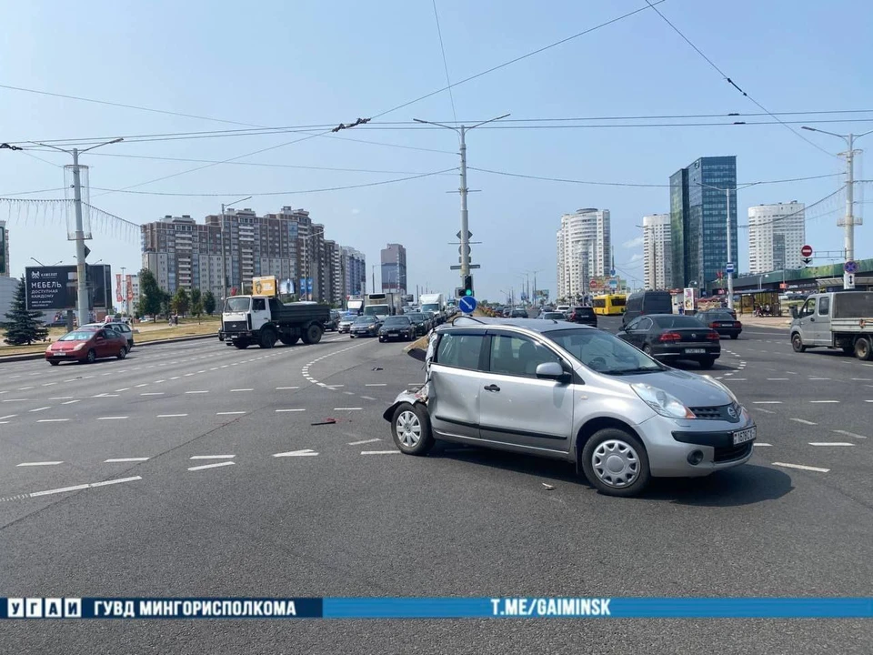 В Минске на Притыцкого грузовик МАЗ врезался в Nissan. Фото: телеграм-канал УГАИ ГУВД Мингорисполкома