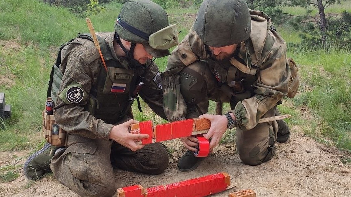 Ползали прямо под носом противника»: томский сапер рассказал о самых  опасных боевых заданиях - KP.RU