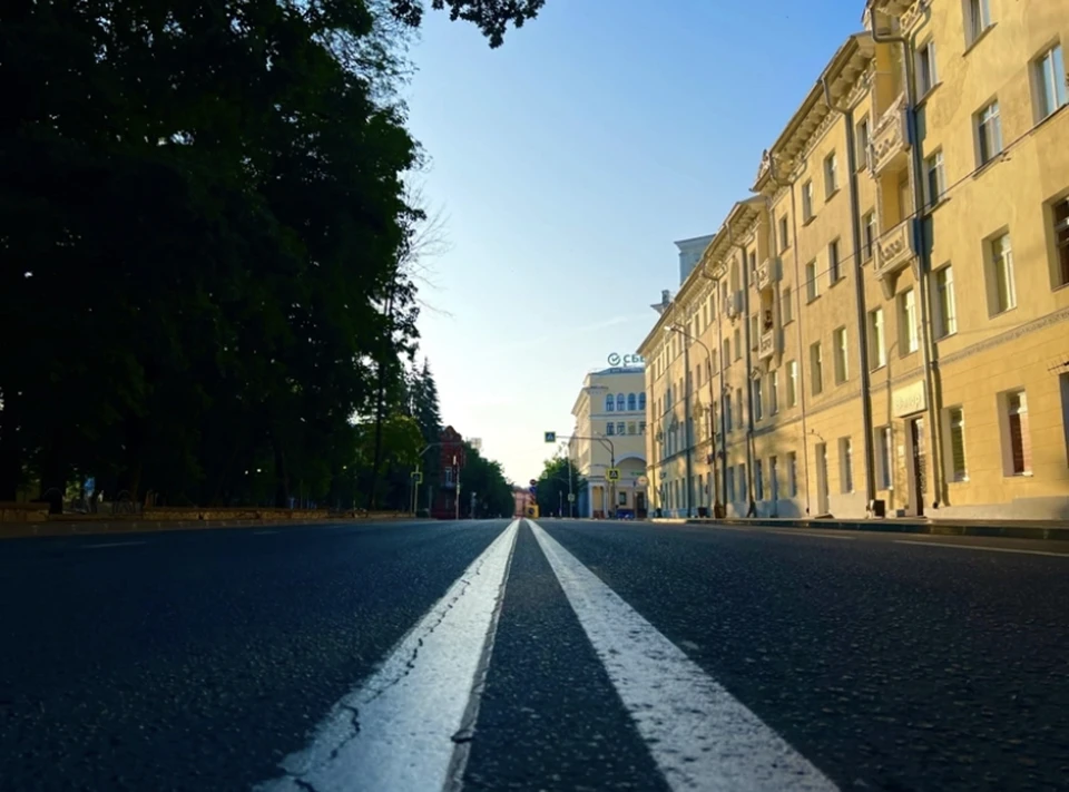 В Смоленске наносят дорожную разметку.