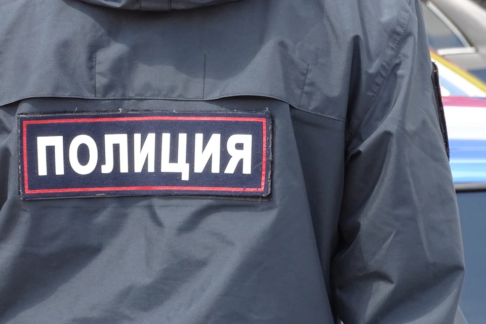 Полицейские поймали вандала, который сломал мусорные урны и скамейку в сквере