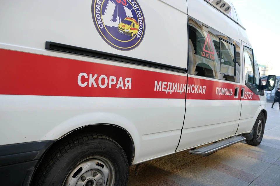 Пятилетняя девочка попала в больницу после падения с лестницы на даче в Ленобласти.