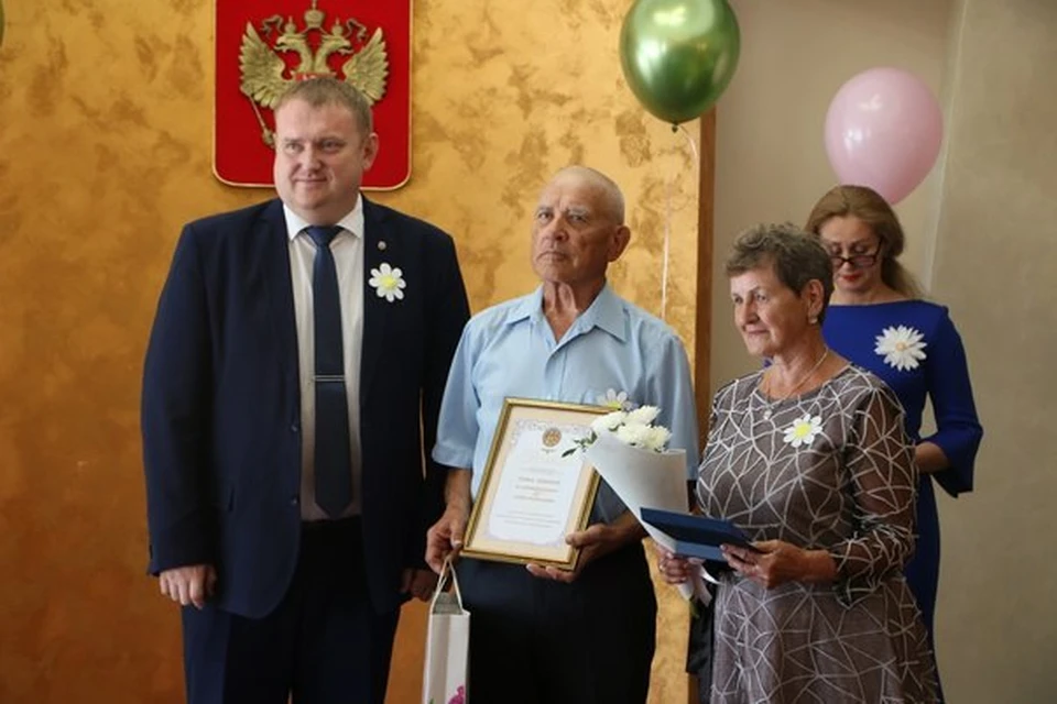 Семьи, прожившие в браке от 30 и более лет, собрались в ЗАГСе. Фото: администрация Орска